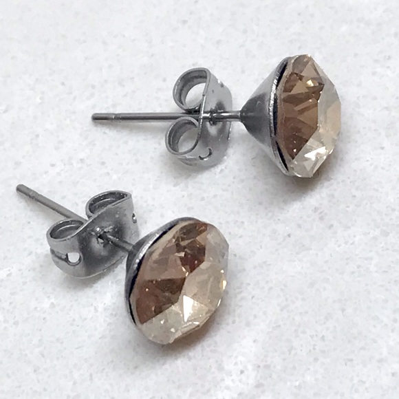 Shimmering tan/beige stone stud earrings - Picture 2 of 4